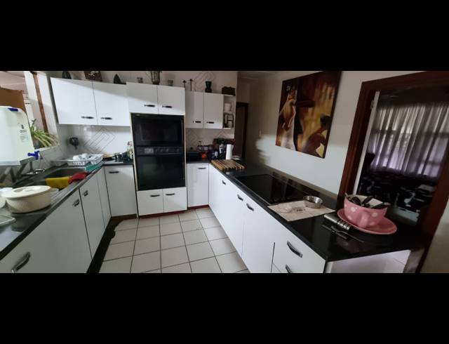 9 BEDROOM CLUSTER FOR SALE IN MEER EN SEE